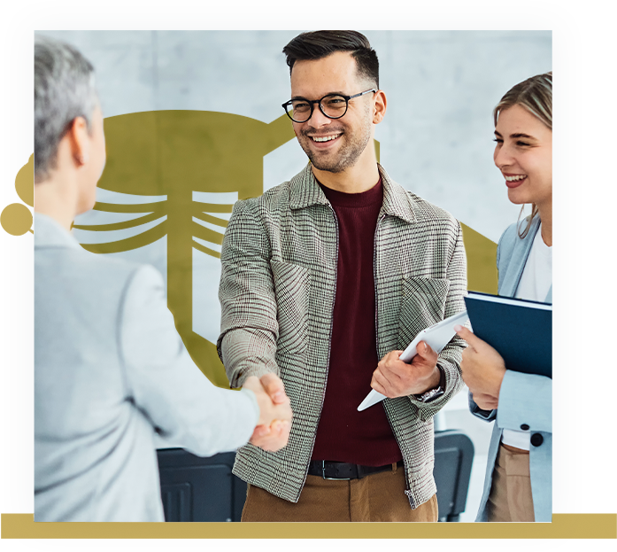 Três pessoas conversando